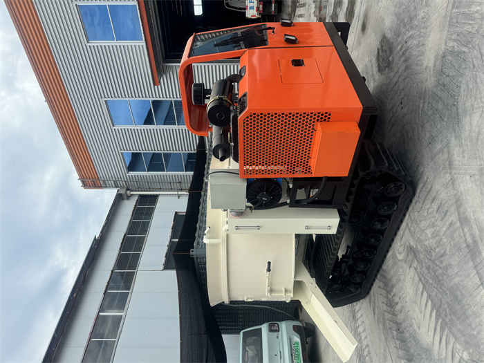 履帶式混凝土攪拌運(yùn)輸車