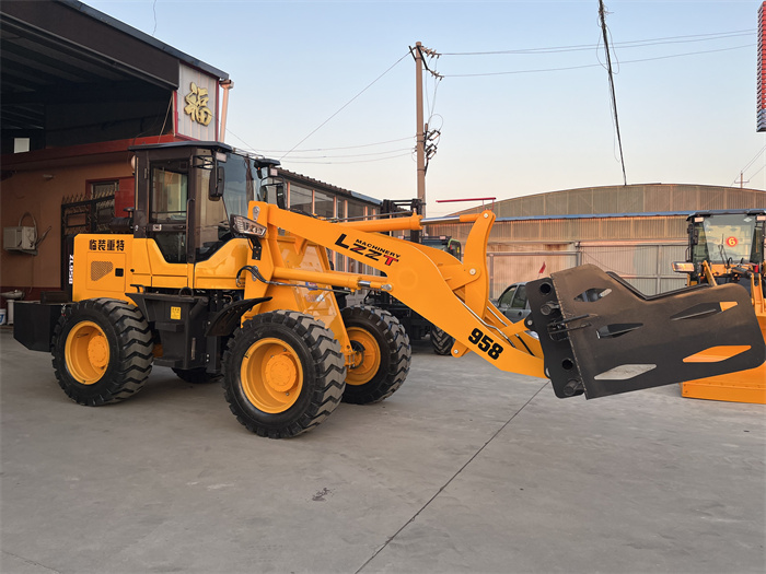 四驅(qū)裝載機(jī)