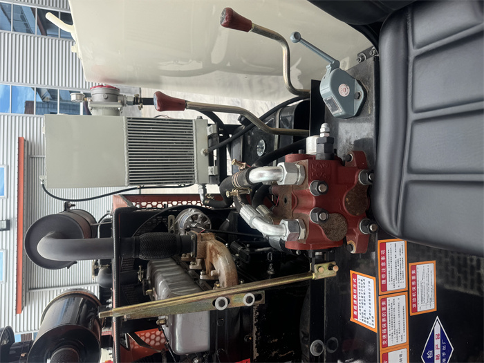 履帶式混凝土攪拌運(yùn)輸車